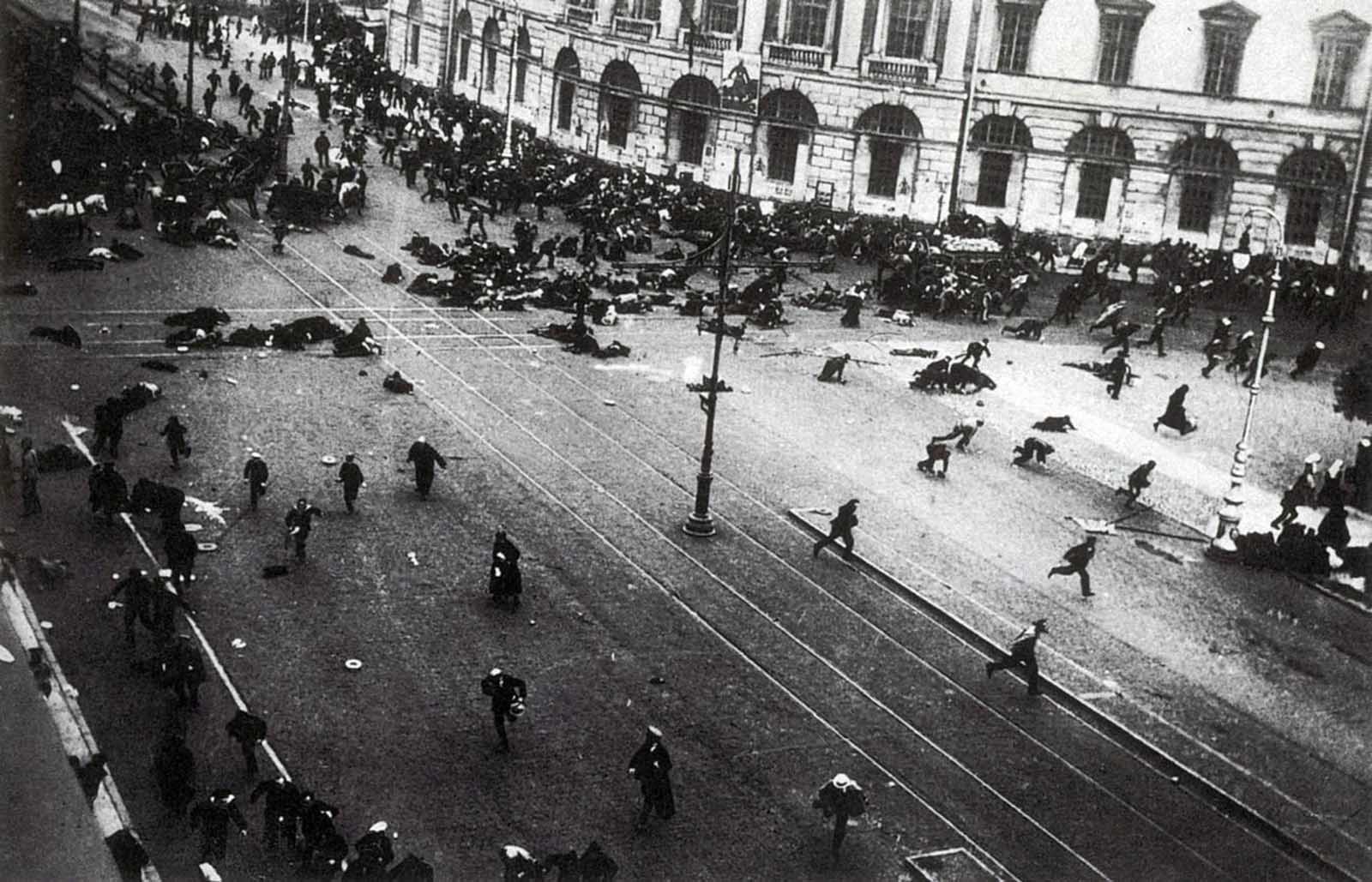 Les manifestants fuir après que la police du feu des mitrailleuses dans une foule lors de l'infâme Jours de juillet en Russie, en 1917