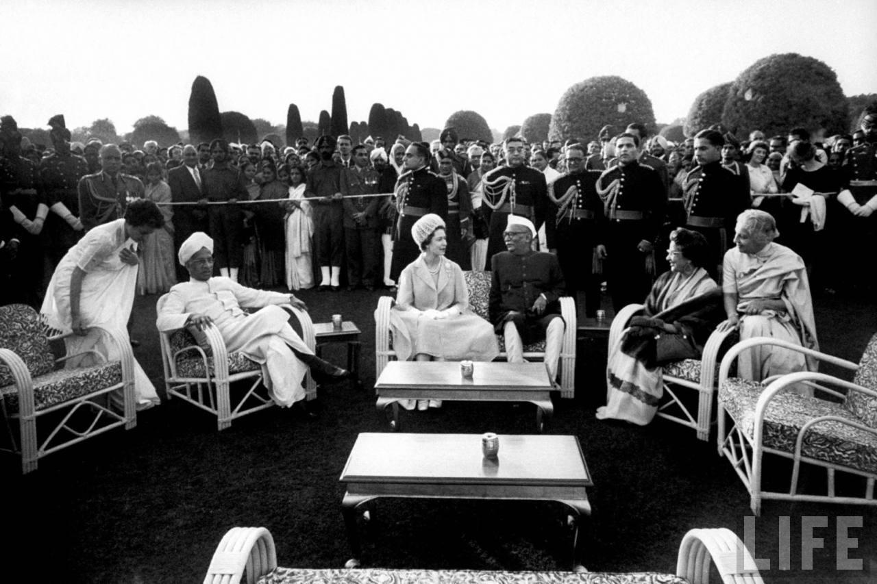 La reine Elizabeth II adresse à un vaste rassemblement de plus d'un quart de million en Inde, 1961