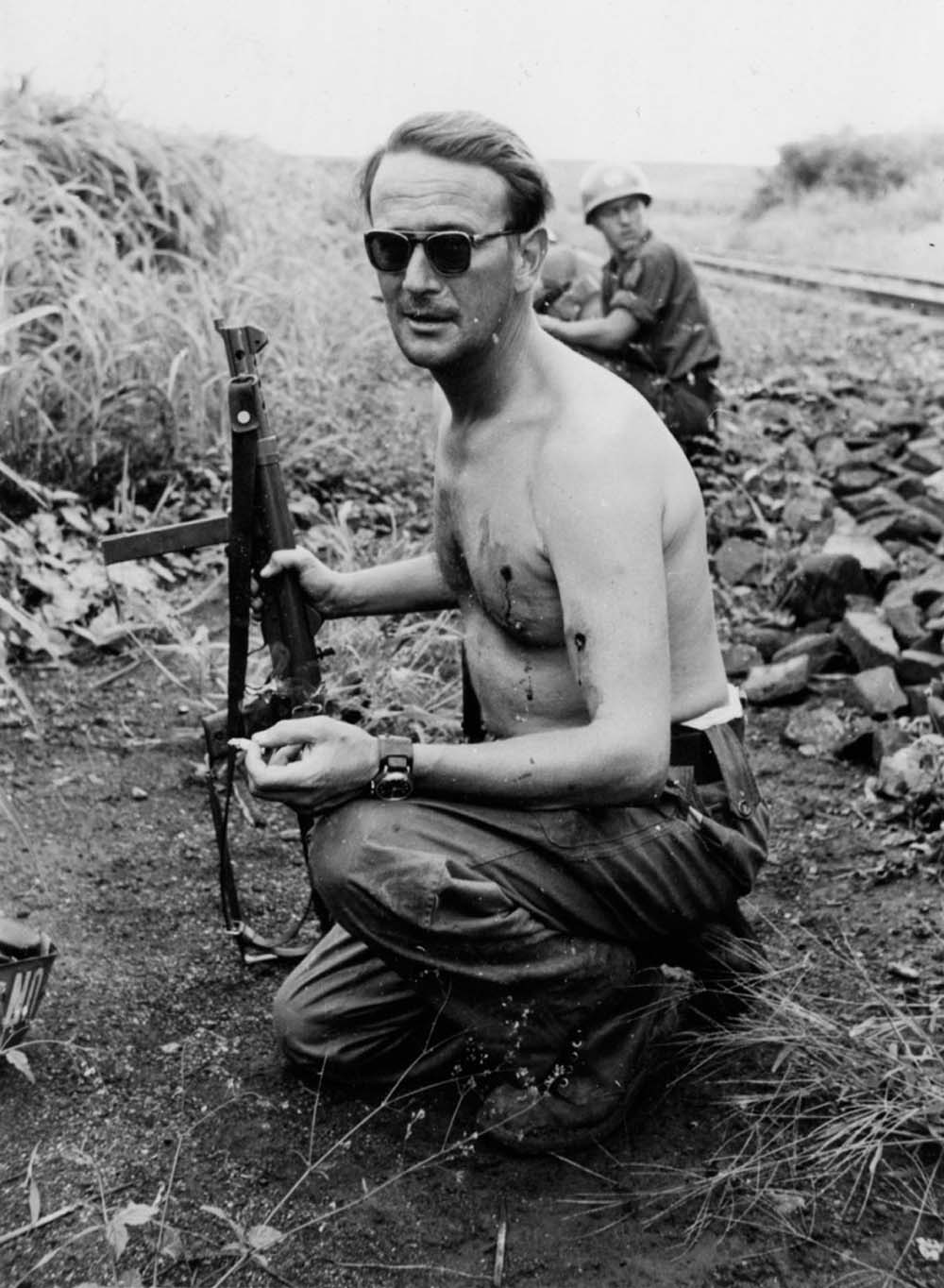 Suédois Major Eric Bonde fume une cigarette après avoir été pris dans une embuscade et tué de deux balles, Congo, 1961