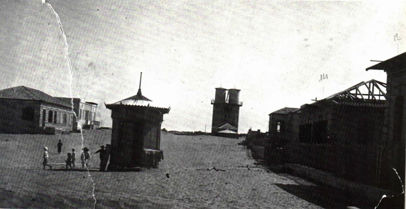 Environ 100 personnes de participer à une loterie pour diviser un 12 acres de terrain de dunes de sable, qui deviendra plus tard la ville de Tel-Aviv, 1909