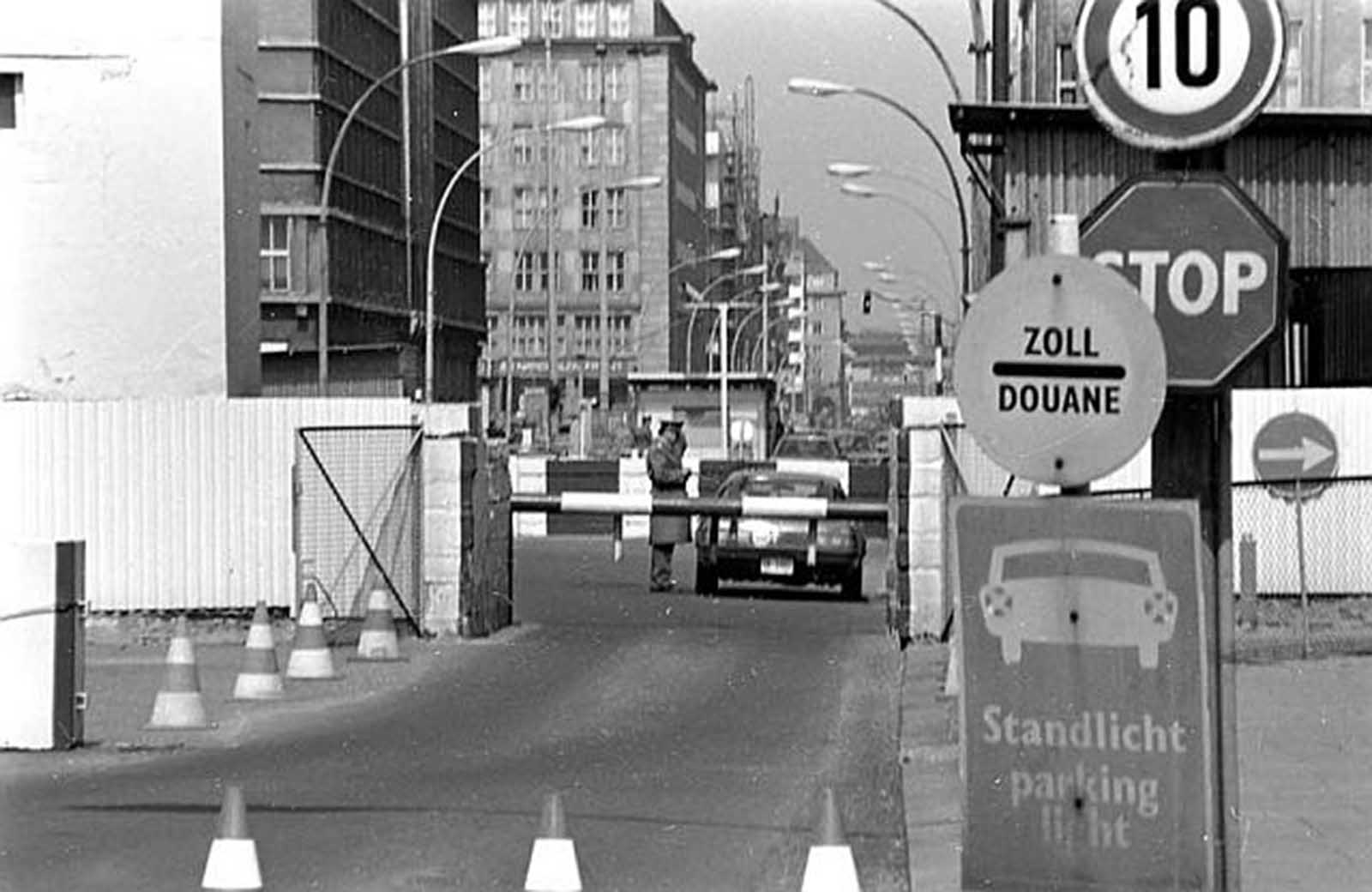 Heinz Meixner défauts d'Allemagne de l'Est par conduite par le Checkpoint Charlie après la suppression de son pare-brise, 1963