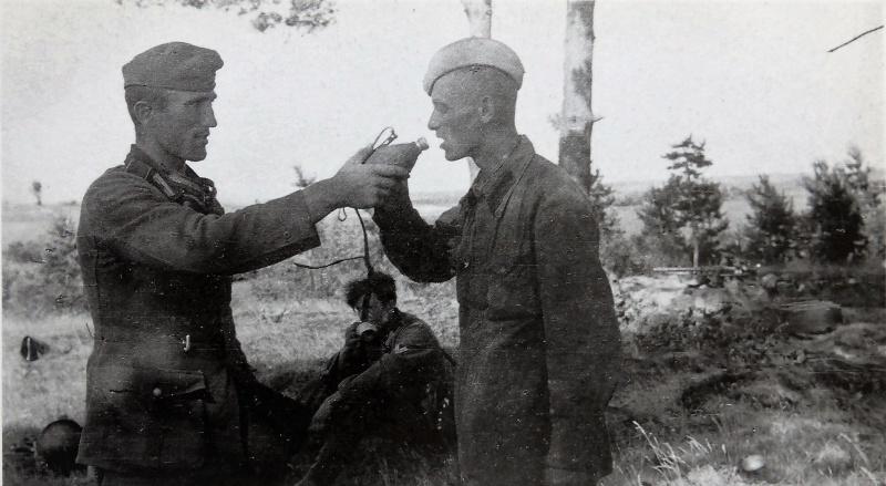 Les soldats de la wehrmacht et un prisonnier de guerre soviétique, buveur de la gourde