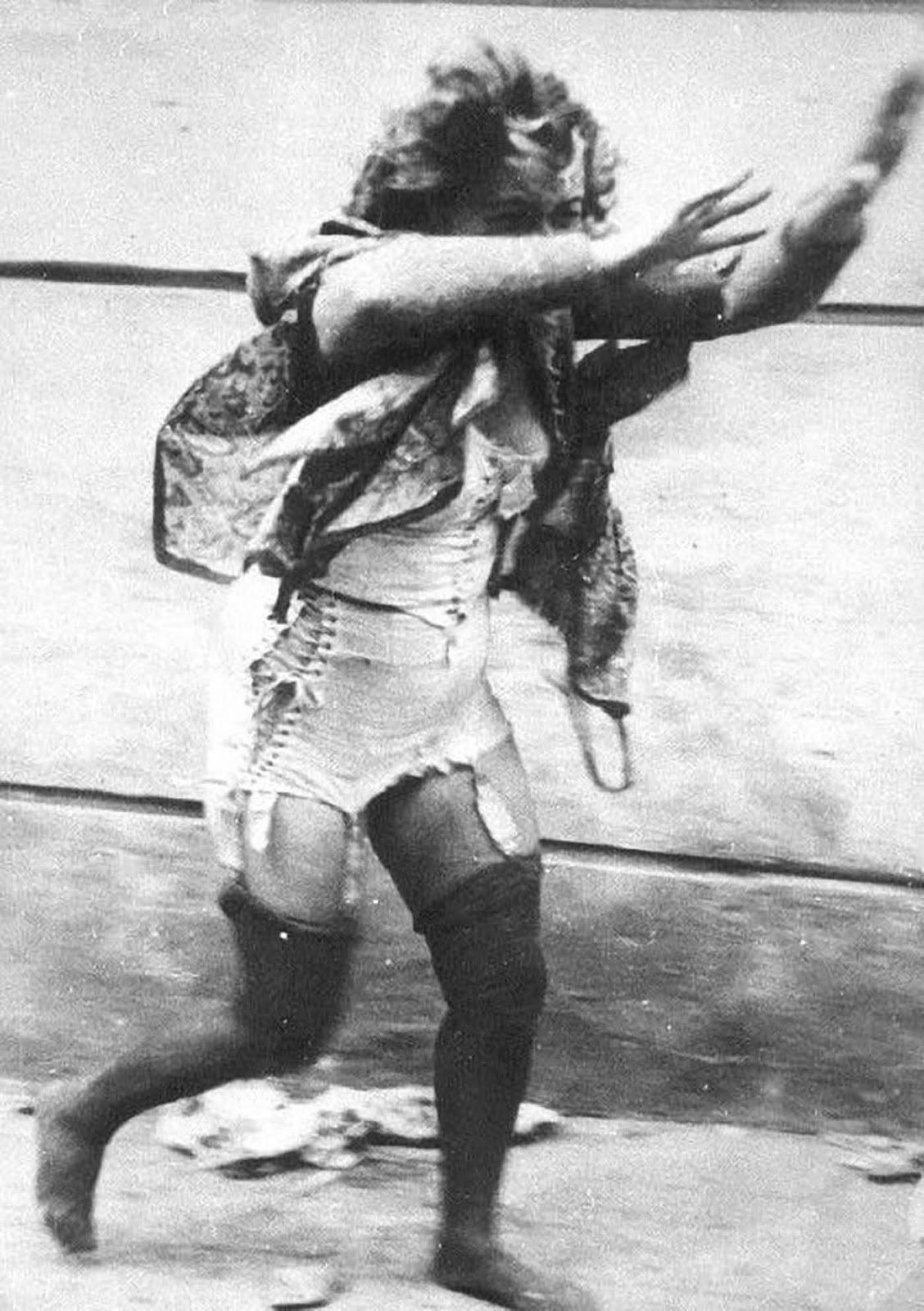 Femme juive poursuivi par des hommes et des jeunes armés de gourdins au cours de l'Lviv pogroms, 1941