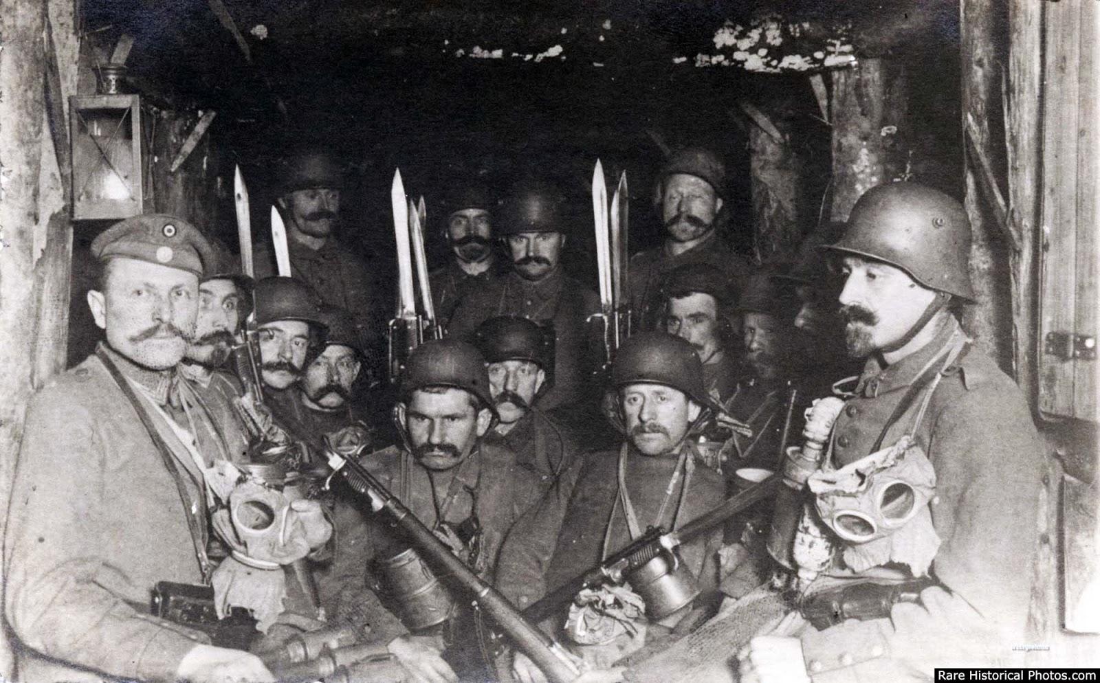 Soldats allemands dans un puits creusé d'attente pour un ennemi barrage d'artillerie afin de lever, de 1917