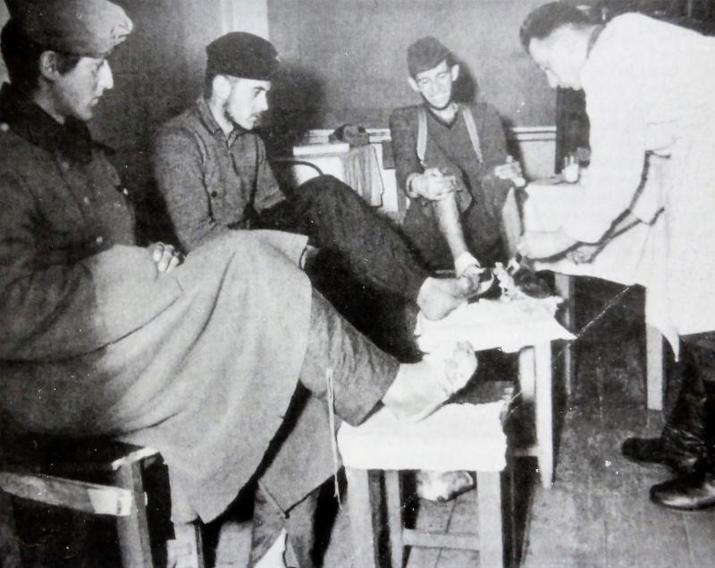 Aider les soldats allemands, обморозившим les pieds dans un hôpital de campagne