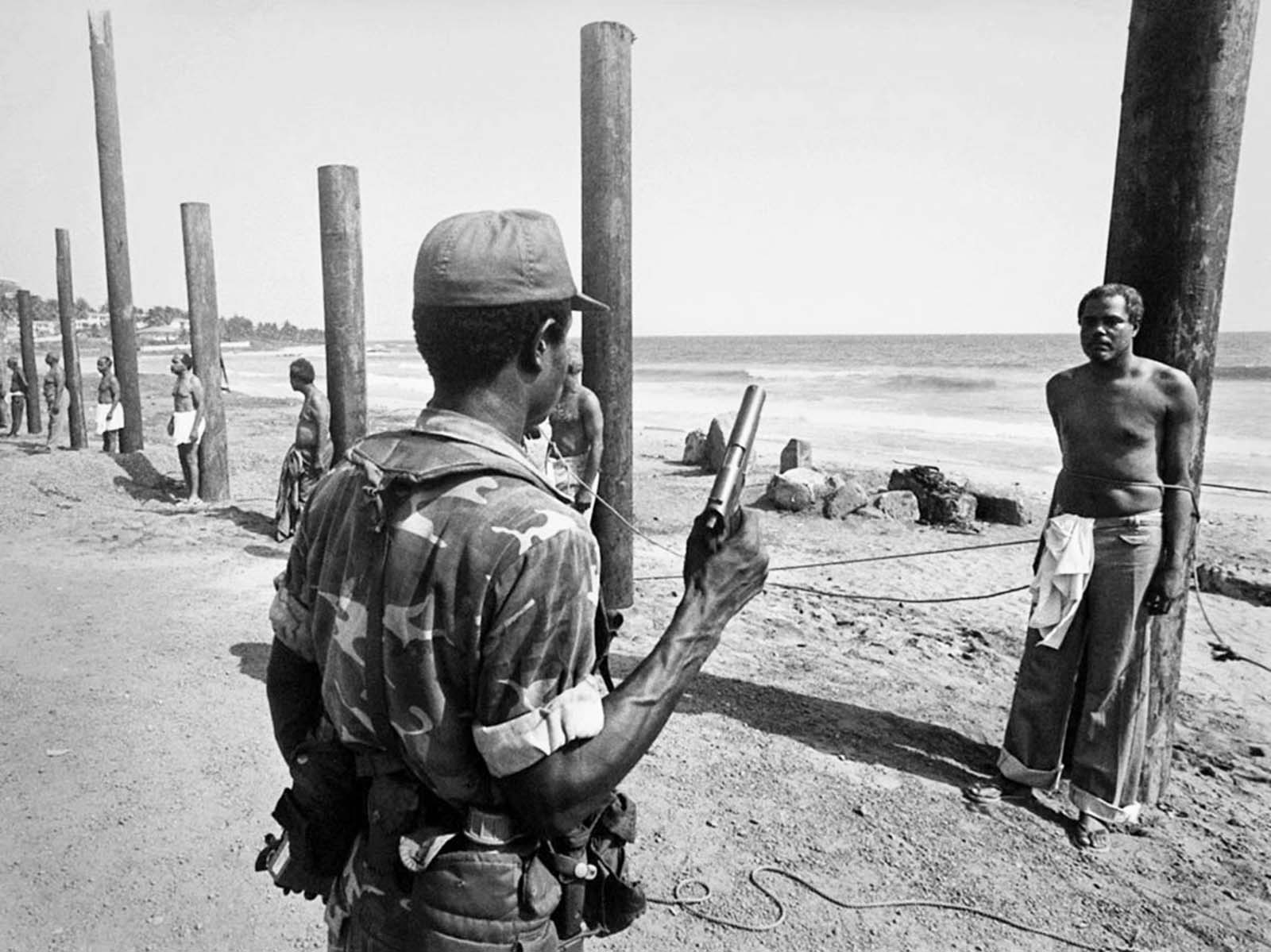 Les ministres de la queue pour l'exécution après le coup d'état au Libéria, 1980