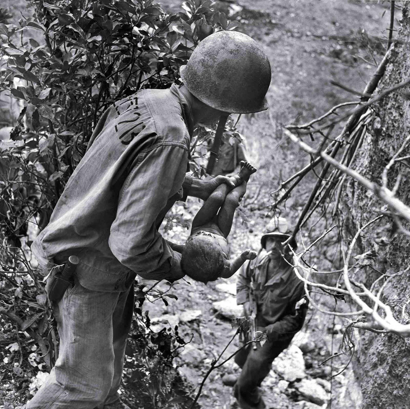 US Marine découvre un quasi-bébé mort dans une grotte dans la jungle de Saipan island, 1944