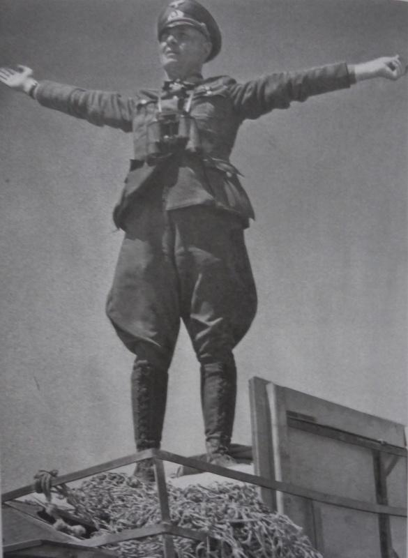 Le commandant de la panzer groupe «Afrique» du général Rommel pose avec les bras ouverts