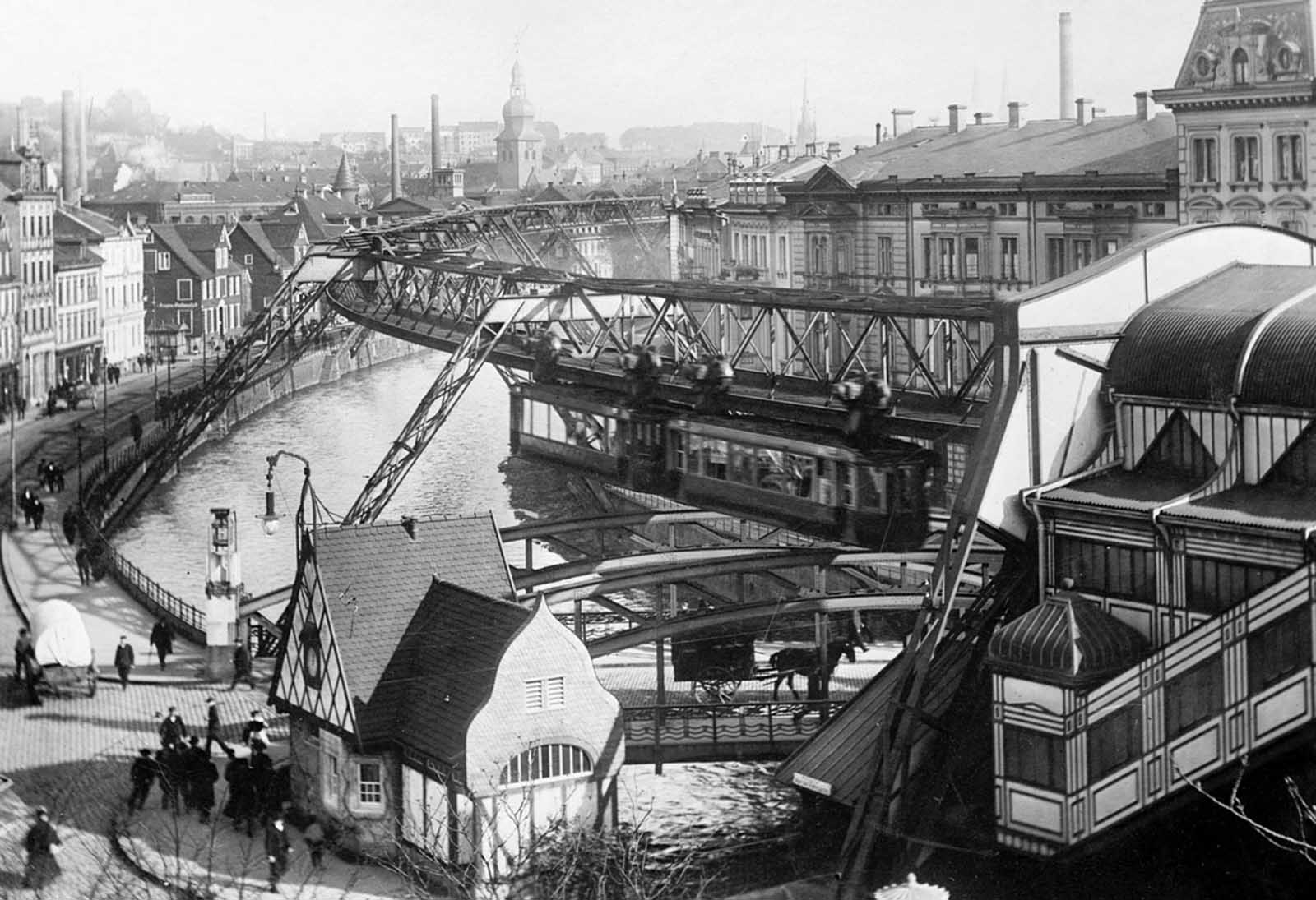 Le Wuppertaler Schwebebahn, le plus ancien électrique, voie ferrée surélevée, 1913