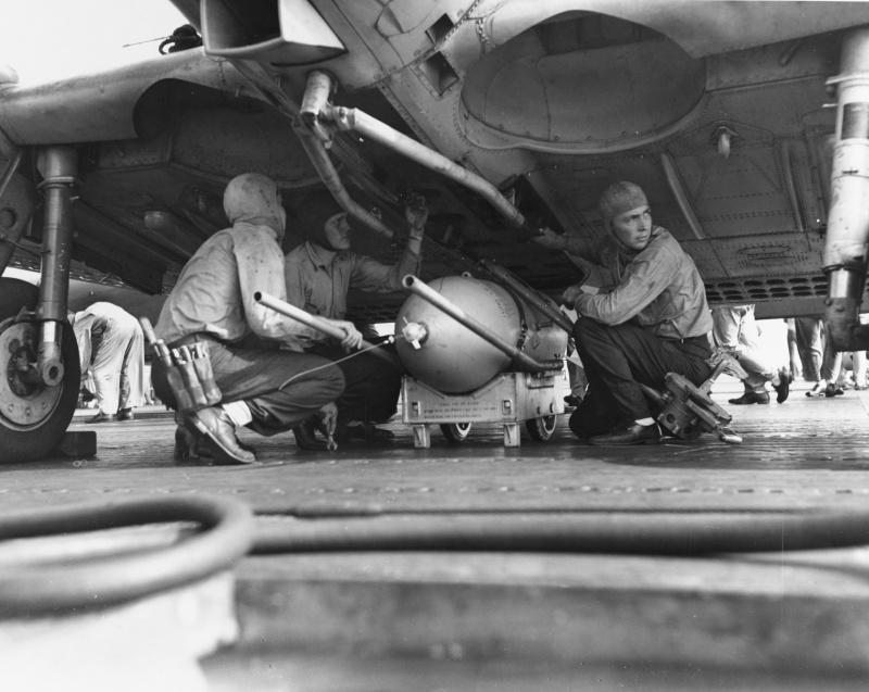 Des armuriers pendent une bombe sur le bombardier SBD-3 "Donless" à bord de "Enterprise"
