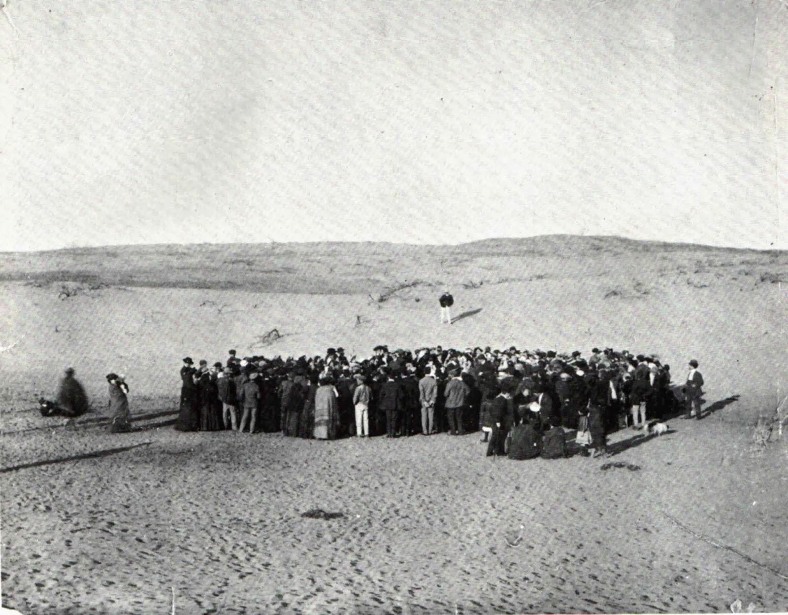 Environ 100 personnes de participer à une loterie pour diviser un 12 acres de terrain de dunes de sable, qui deviendra plus tard la ville de Tel-Aviv, 1909