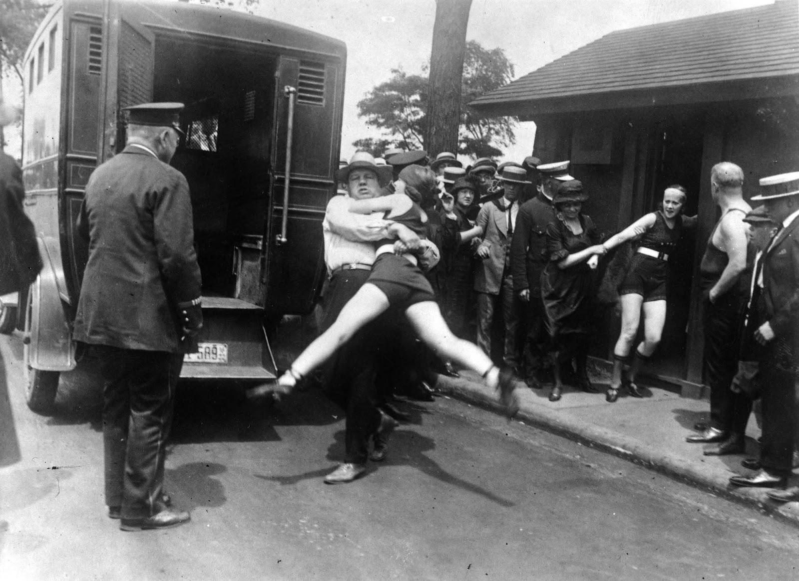 Les femmes d'être arrêté pour porter une seule pièce maillots de bain, dans les années 1920