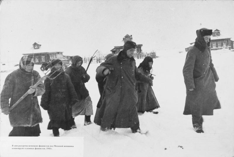 Les femmes mènent des soldats allemands, des prisonniers de Moscou