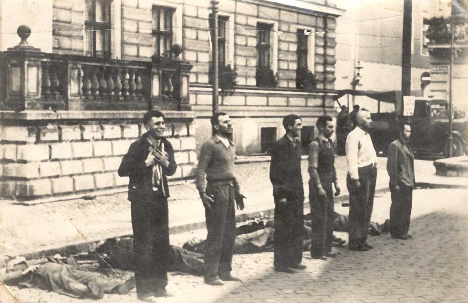 Face à la Mort: les différentes expressions de six civils polonais moments avant la mort par un peloton d'exécution, 1939