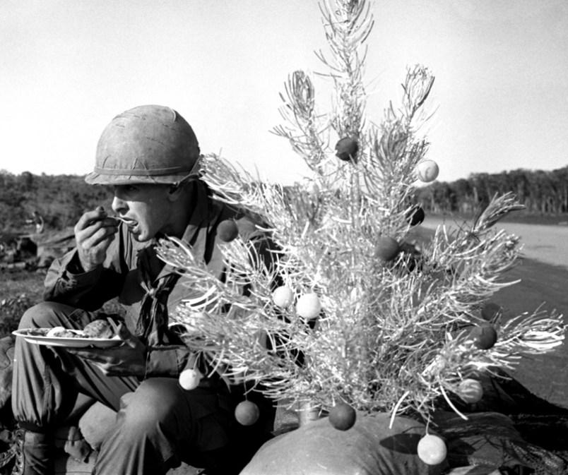Le soldat Ron Brough à côté de l'arbre de Noël