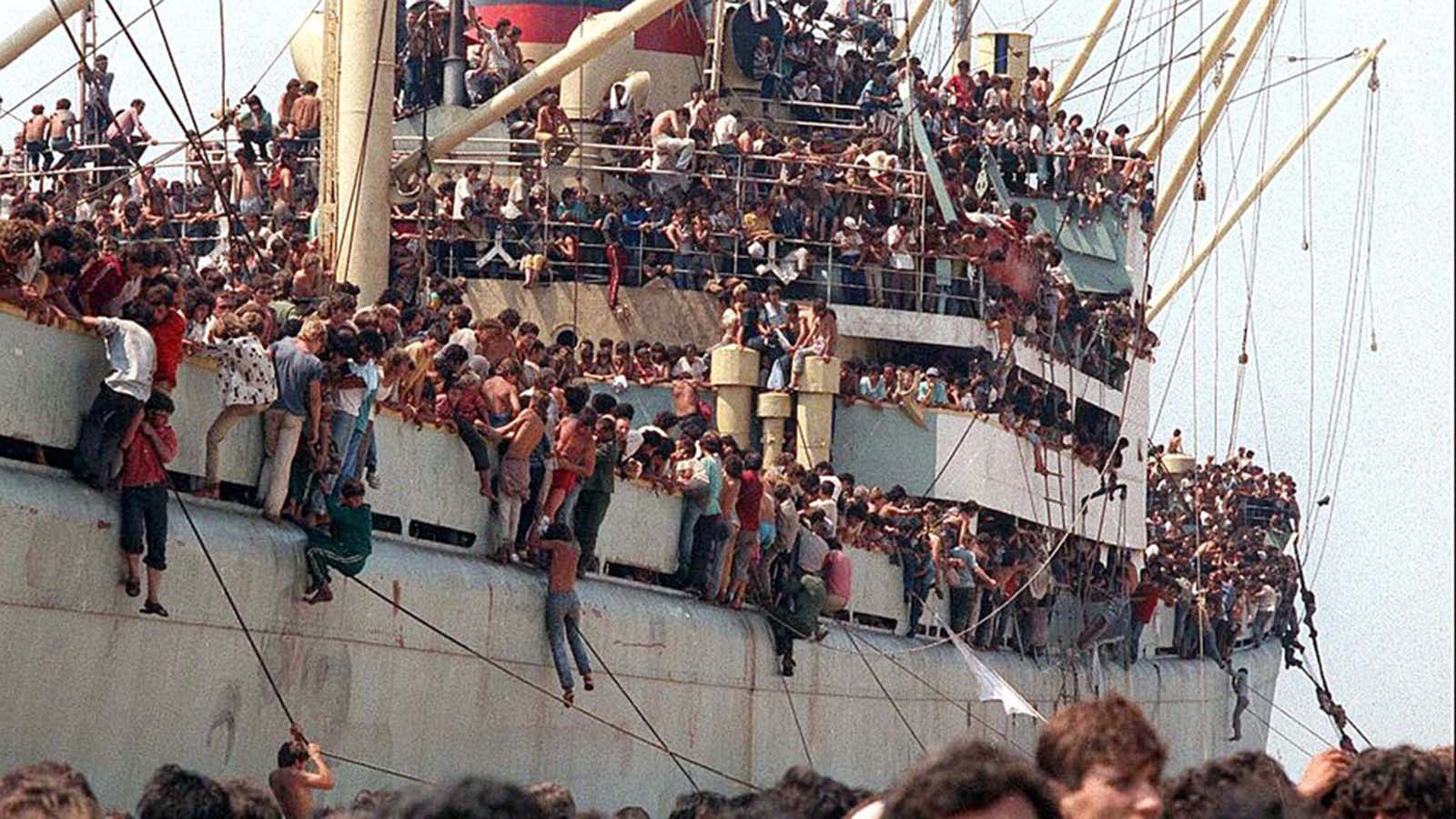 Réfugiés albanais en arrivant en Italie, 1991