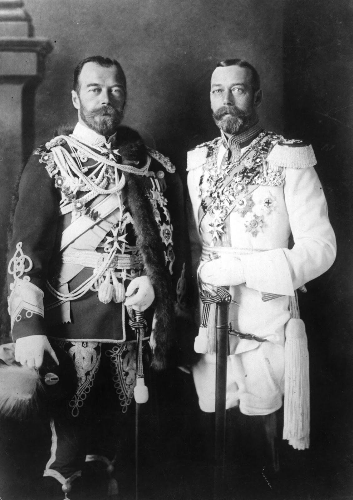Le roi George V et son physiquement semblables cousin du Tsar Nicolas II en allemand uniformes militaires à Berlin, 1913