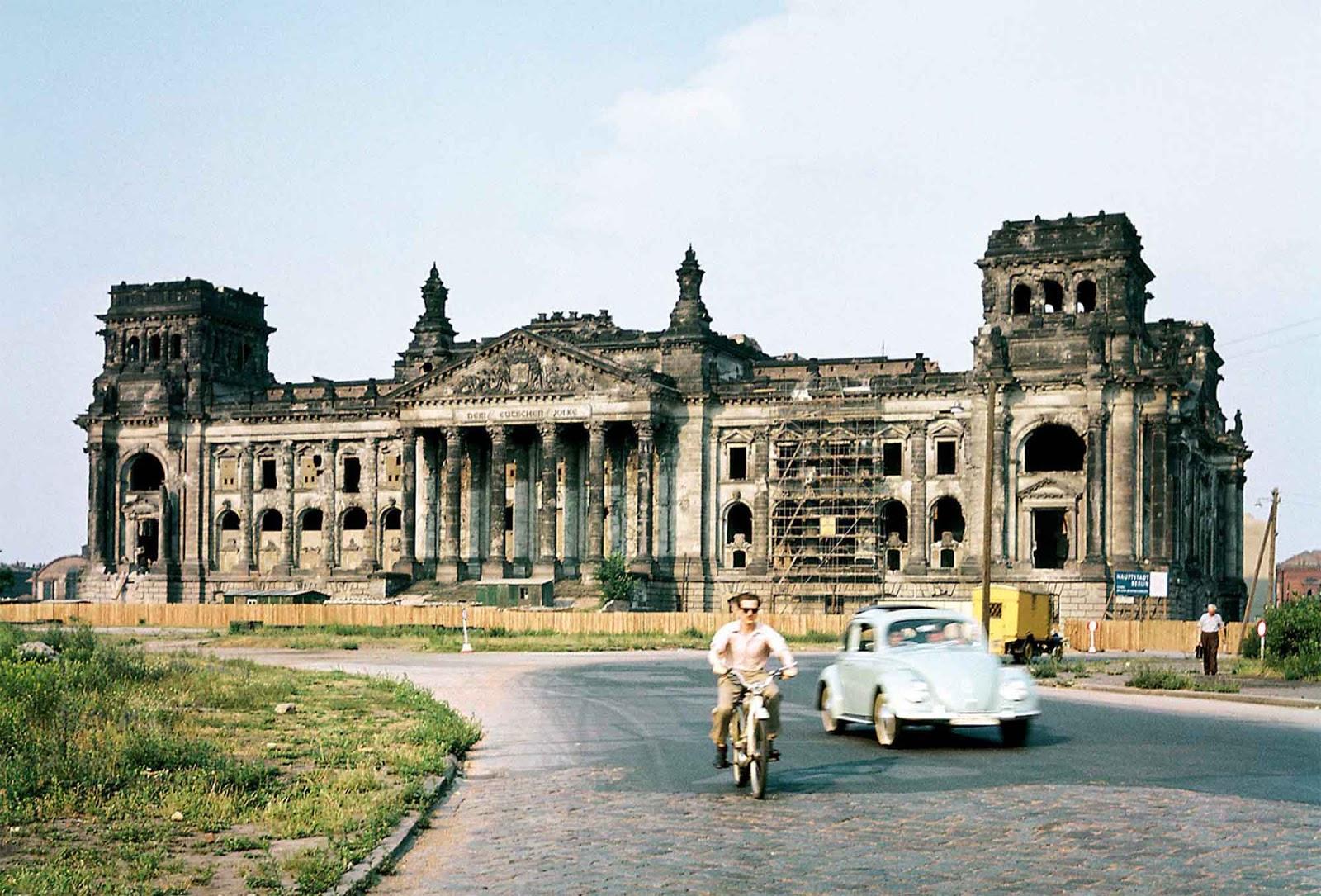 Le bâtiment du Reichstag à Berlin juste avant la première restauration a commencé, 1958