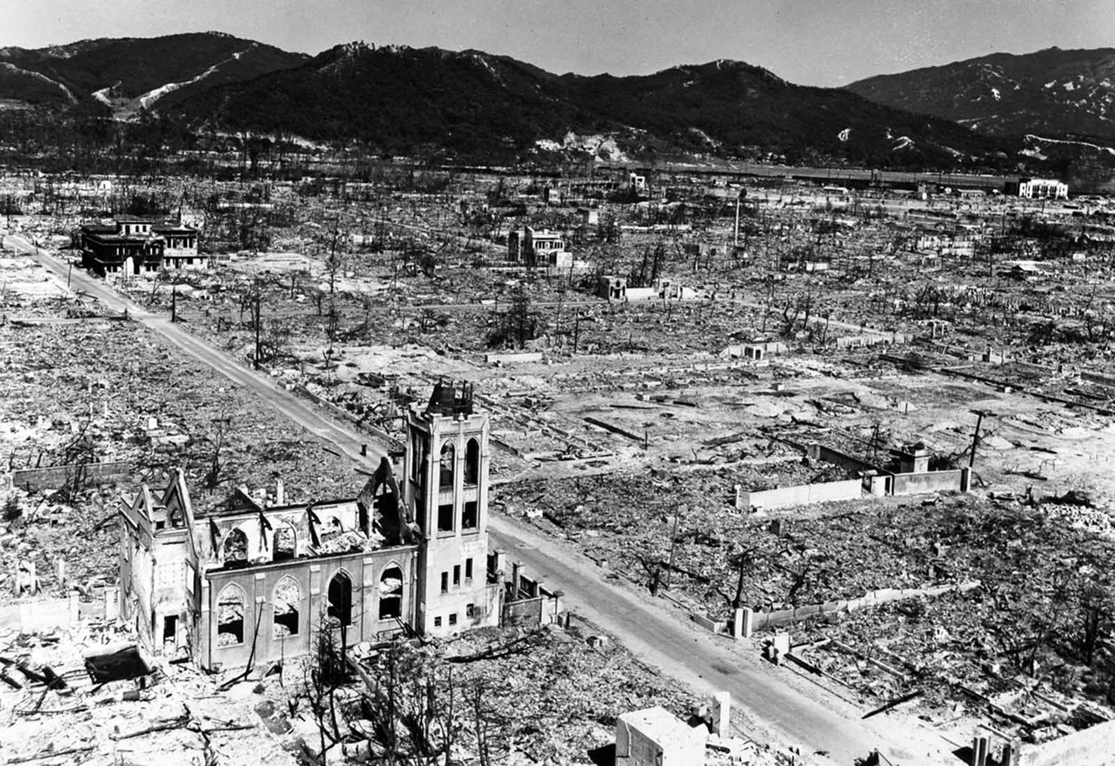 Hiroshima avant et après la bombe atomique, en 1945