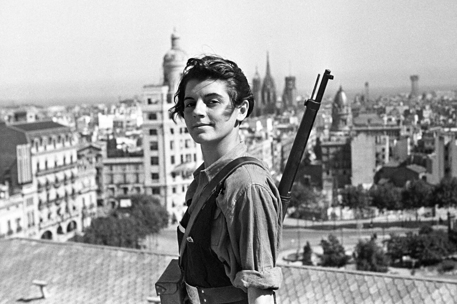 Marina Ginesta, un de 17 ans, militant communiste, surplombant Barcelone pendant la Guerre Civile espagnole, en 1936