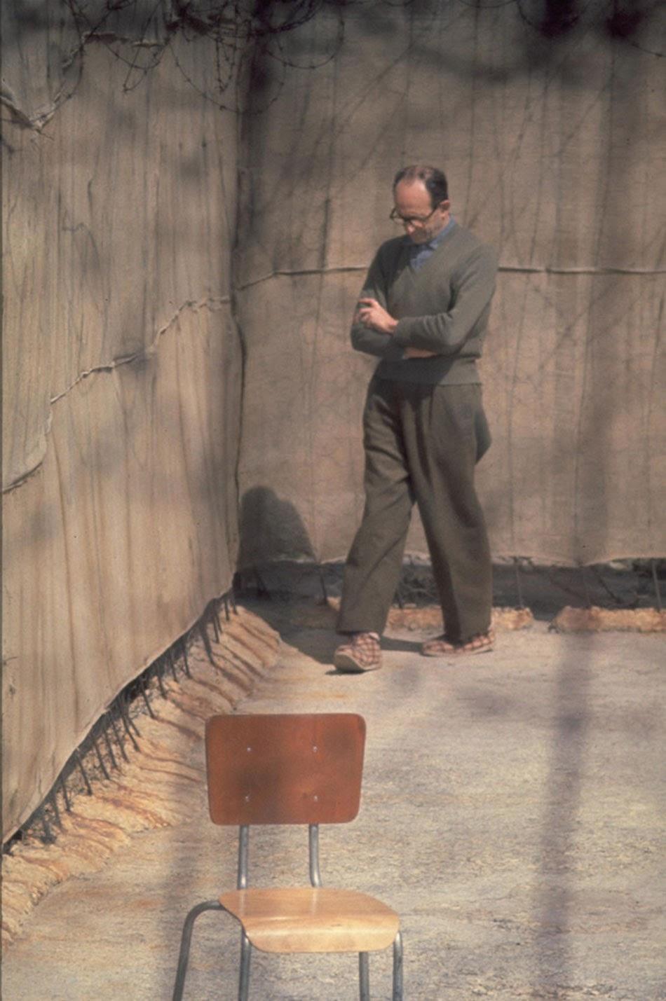 Adolf Eichmann, promenades dans le jardin de sa cellule, 1961