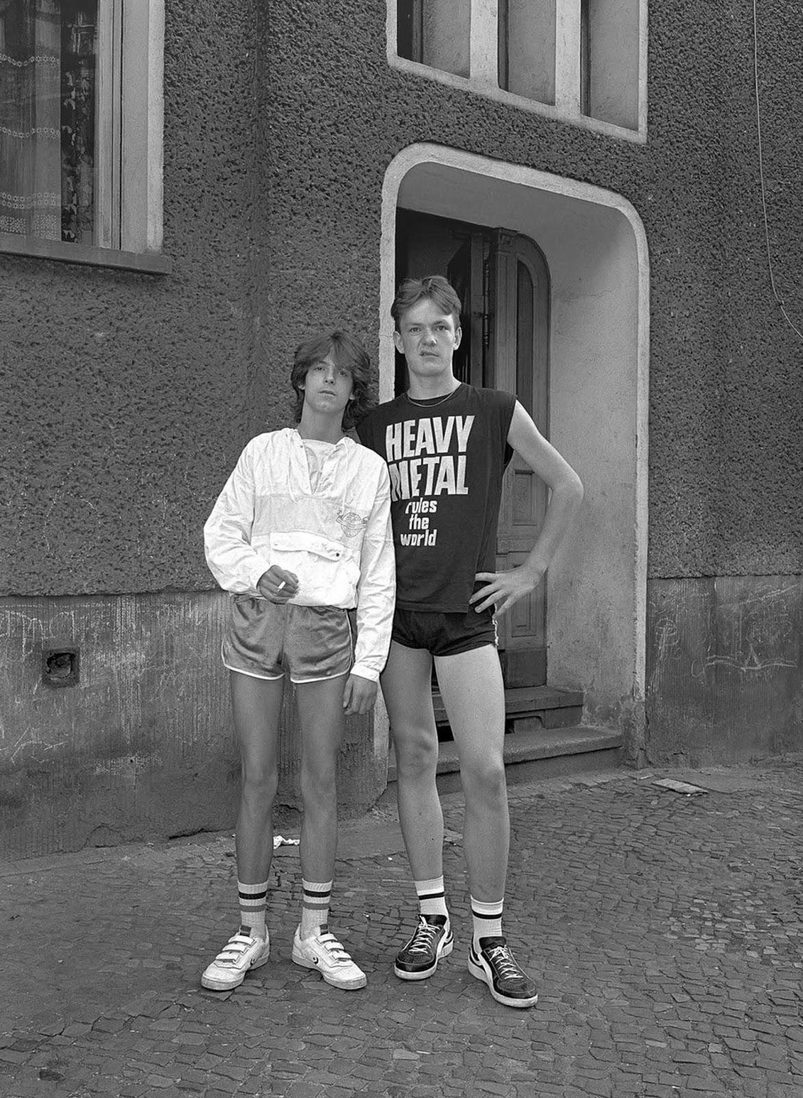 Ces images de la capture de la dynamique des résidents d'un seul à Berlin-Est, de la rue, 1986-1987