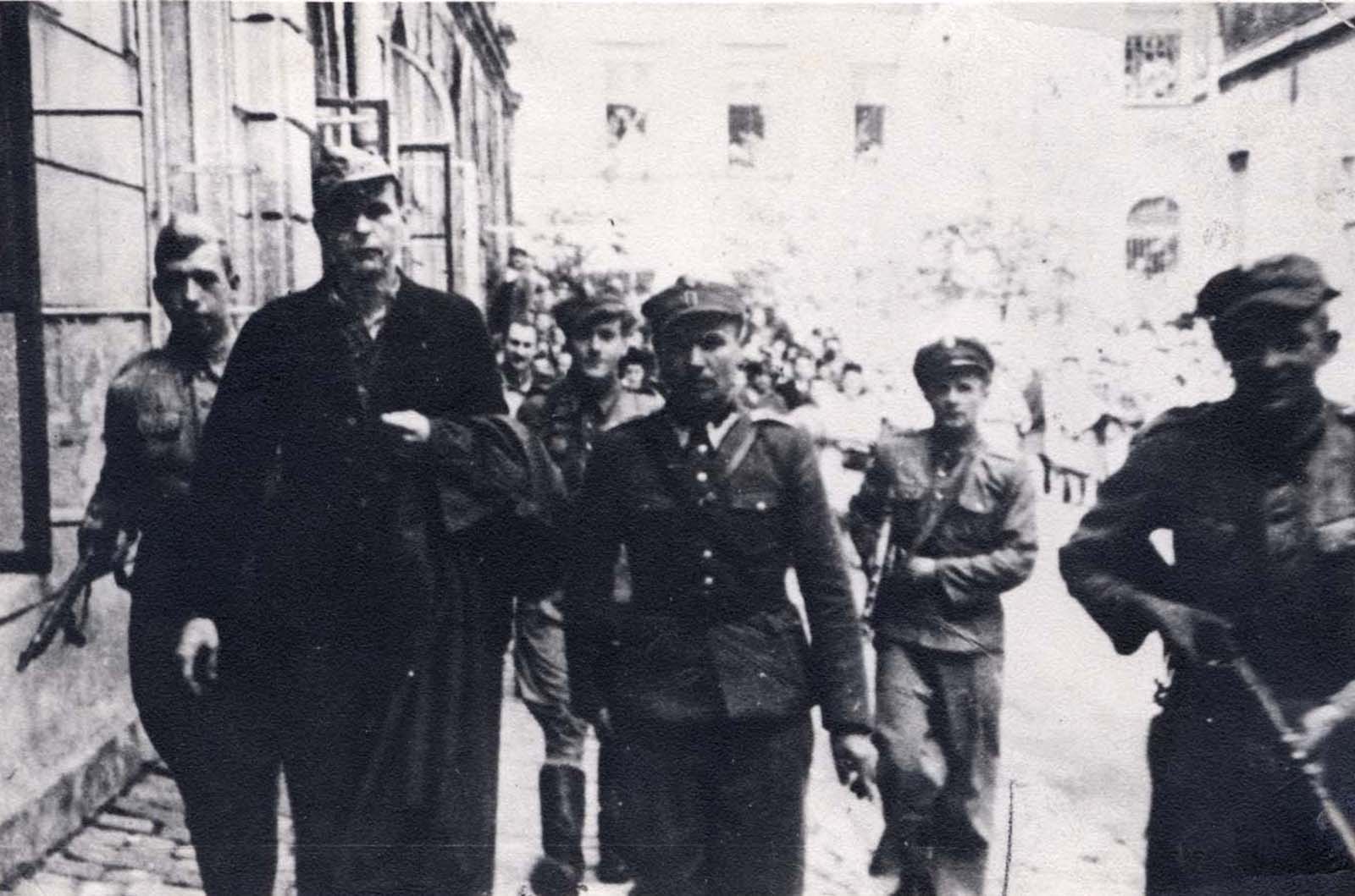 Commandant du Camp d'Amon Goeth, tristement célèbre depuis le film “la Liste de Schindler”, debout sur son balcon, la préparation de fusiller des prisonniers, 1943