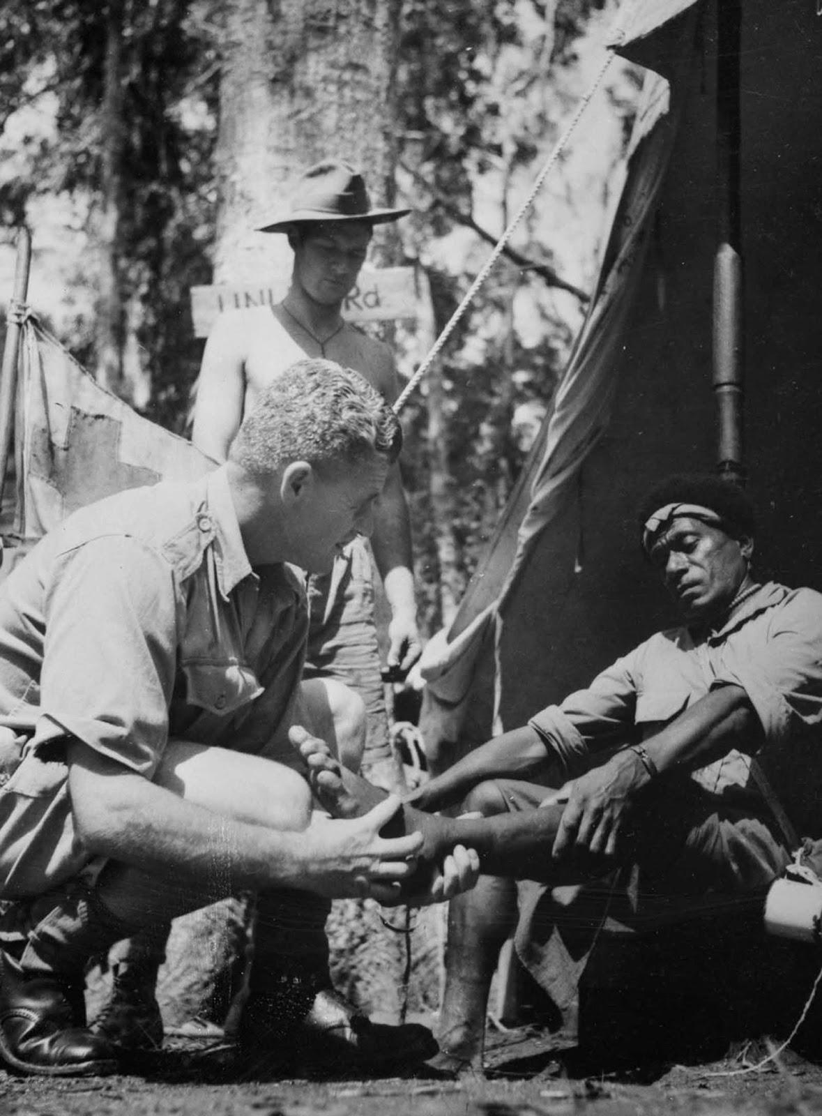 Un Papou Fuzzy Wuzzy Ange guider un blessé soldat Australien à la maison, 1942