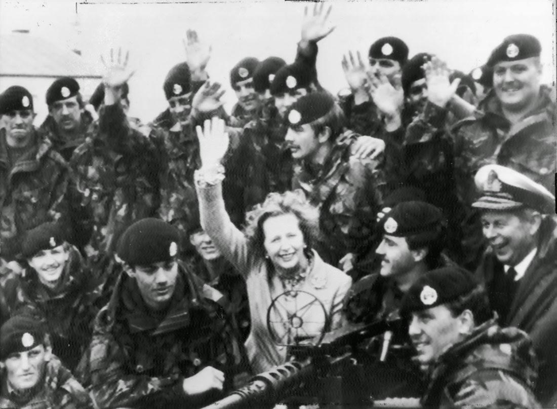 Margaret Thatcher dans les Îles Falkland après l'Argentine l'abandon, 1983