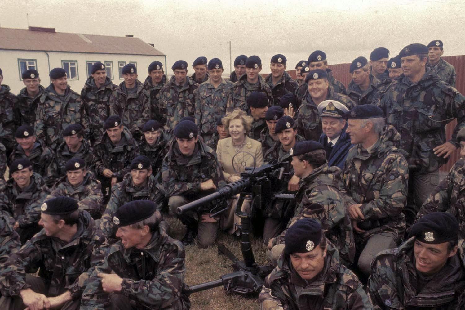 Margaret Thatcher dans les Îles Falkland après l'Argentine l'abandon, 1983
