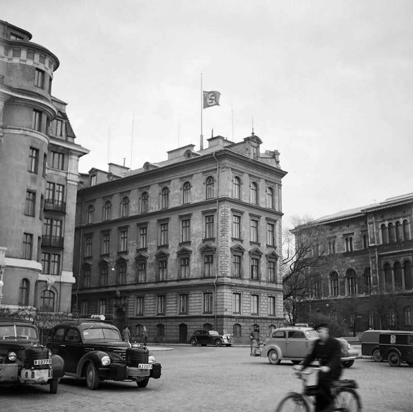 L'ambassade d'allemagne, en Suède, battant pavillon en berne le jour de Hitler est mort, 1945