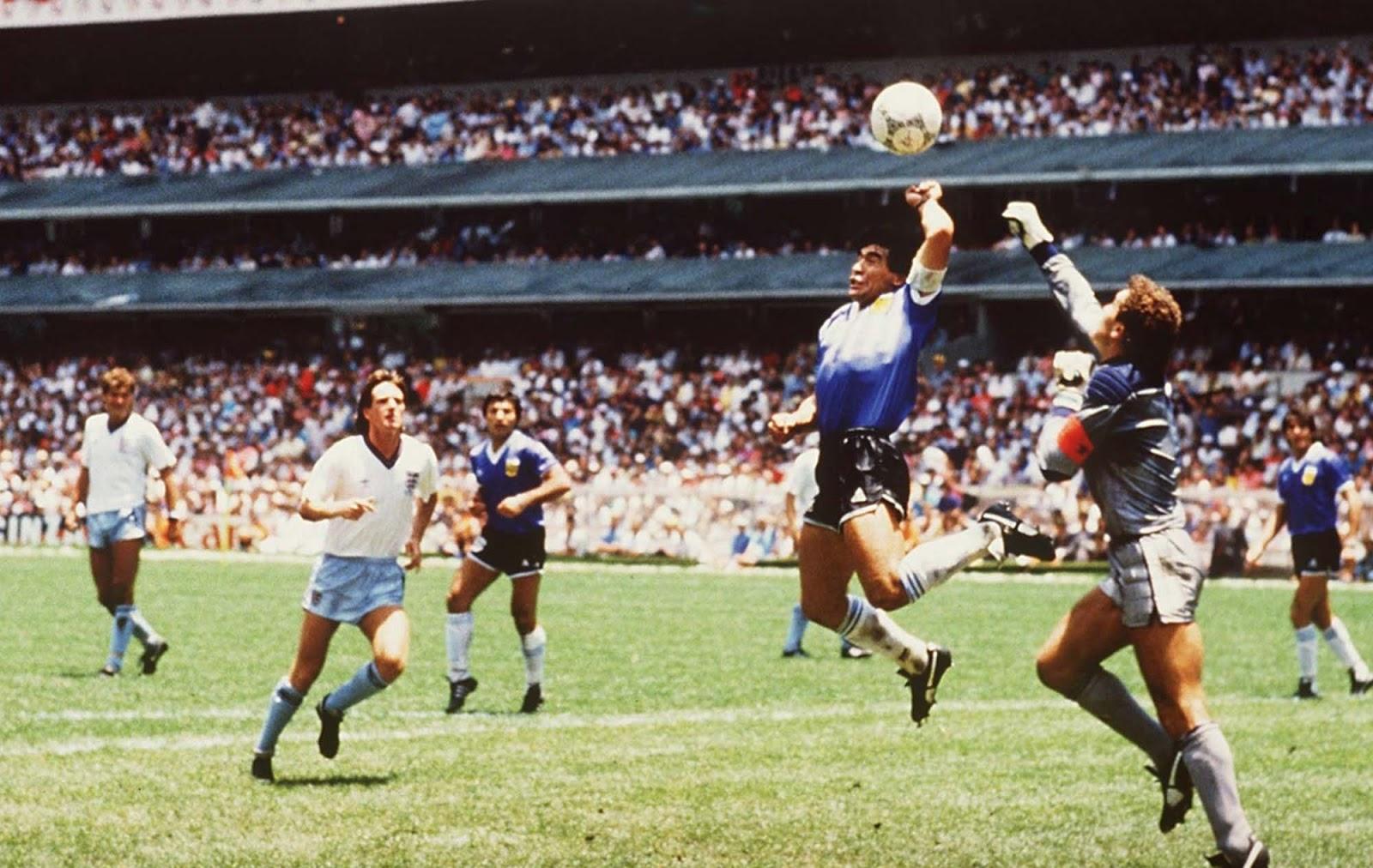 Diego Maradona scores de la tristement célèbre Main de Dieu objectif, 1986