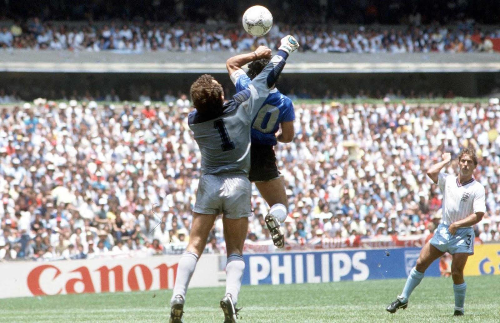 Diego Maradona scores de la tristement célèbre Main de Dieu objectif, 1986