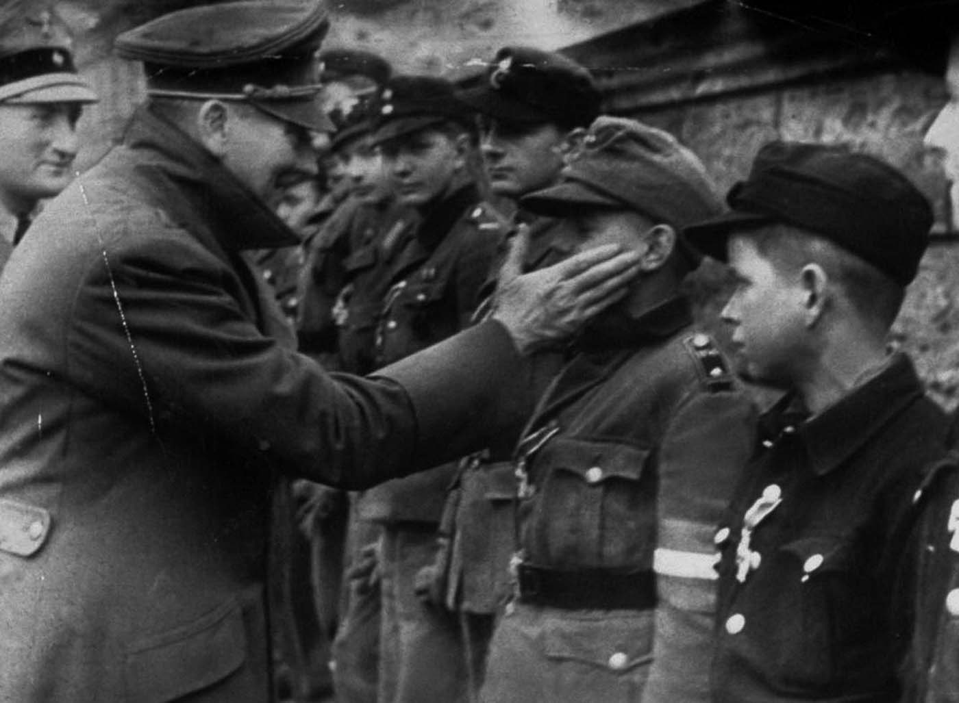 Wilhelm ‘Willi’ Hübner – l'un des plus jeunes récipiendaires de la Croix de Fer, 1945