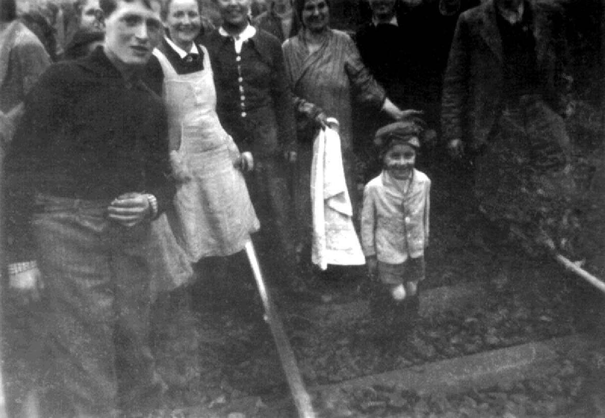 Les prisonniers juifs, après avoir été libéré d'un train de la mort, 1945