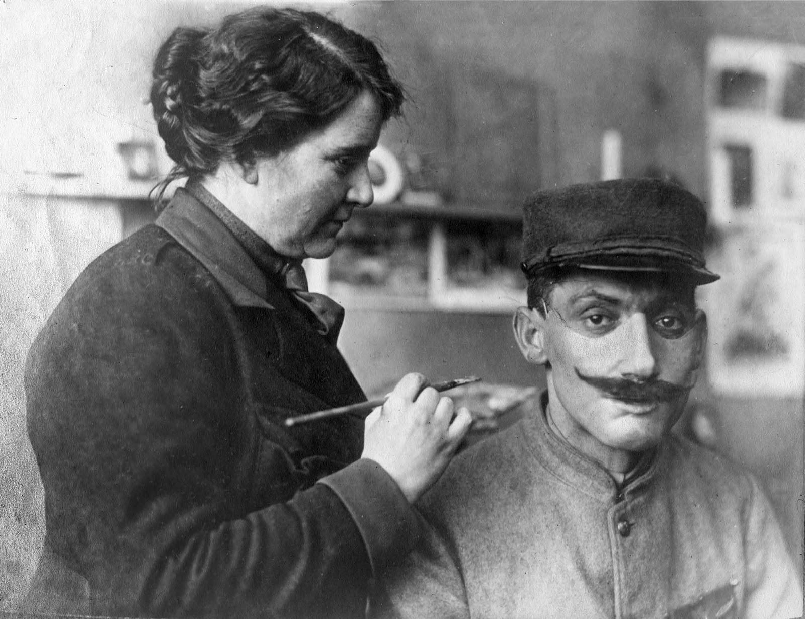 Anna Coleman Ladd faire des masques portés par les soldats français avec des visages mutilés, 1918