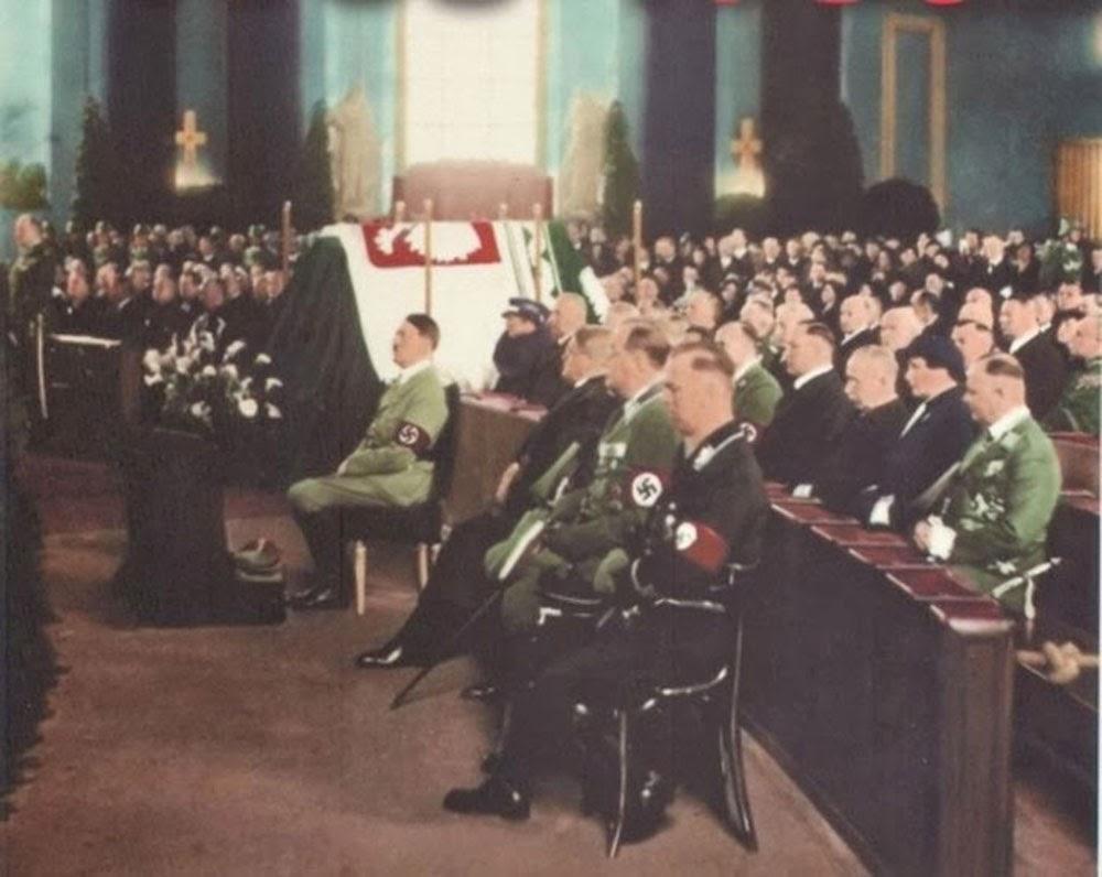 Adolf Hitler assister à un service commémoratif de la pologne Première Marshall Jozef Pilsudski à Berlin, 1935