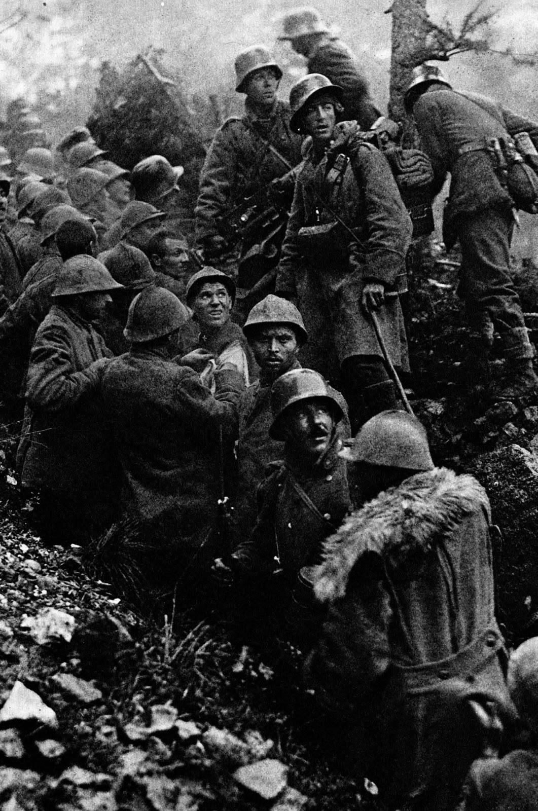 Capturé des soldats italiens sont escortés à l'arrière par des soldats allemands lors de la Bataille de Caporetto, 1917