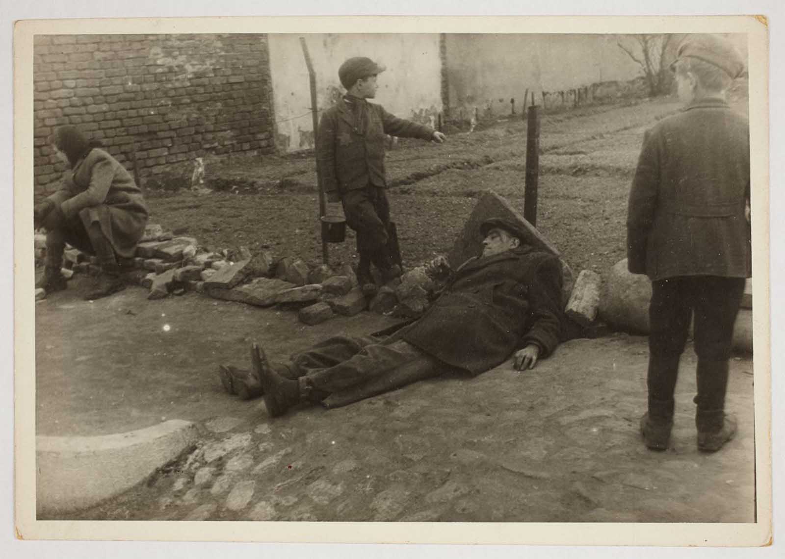 À l'intérieur de l'époque Nazie contrôlée ghetto de Lodz, 1940-1944