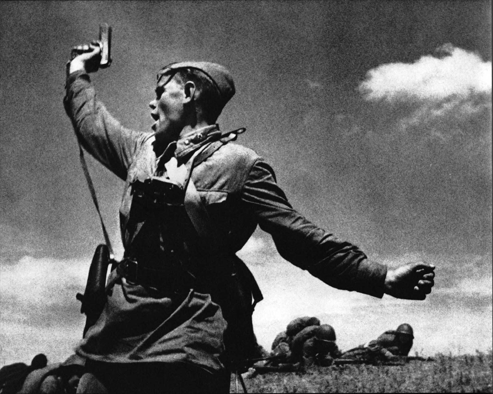 Commissaire politique Alexeï Yeremenko mène ses hommes au combat, il a été tué minutes après cette photo a été prise, 1942