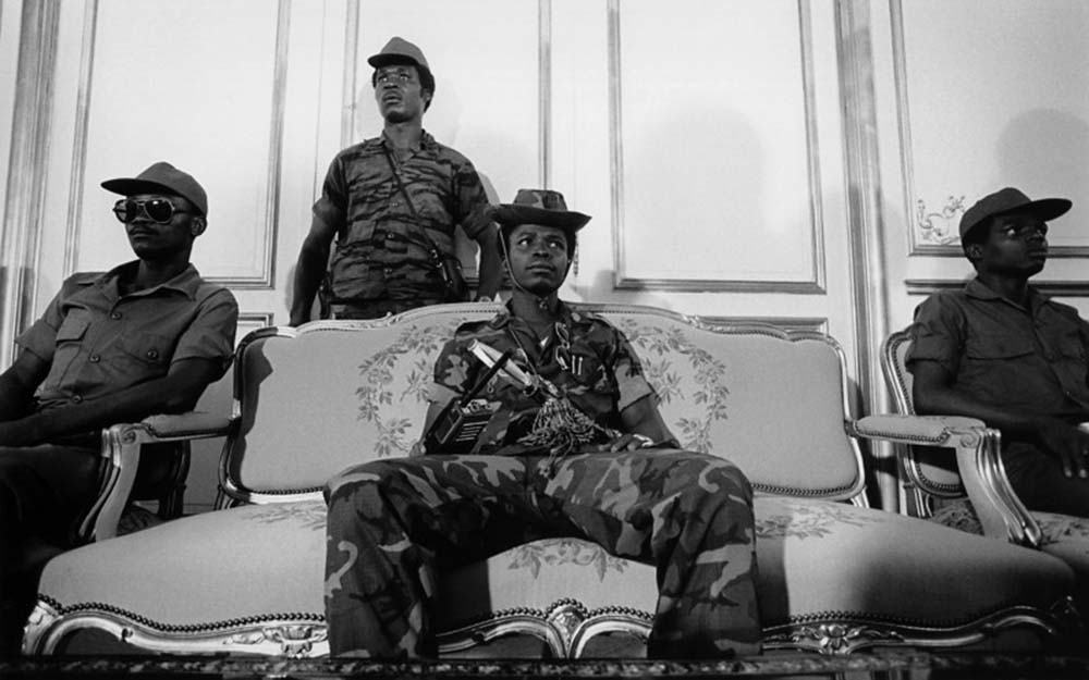 Les ministres de la queue pour l'exécution après le coup d'état au Libéria, 1980
