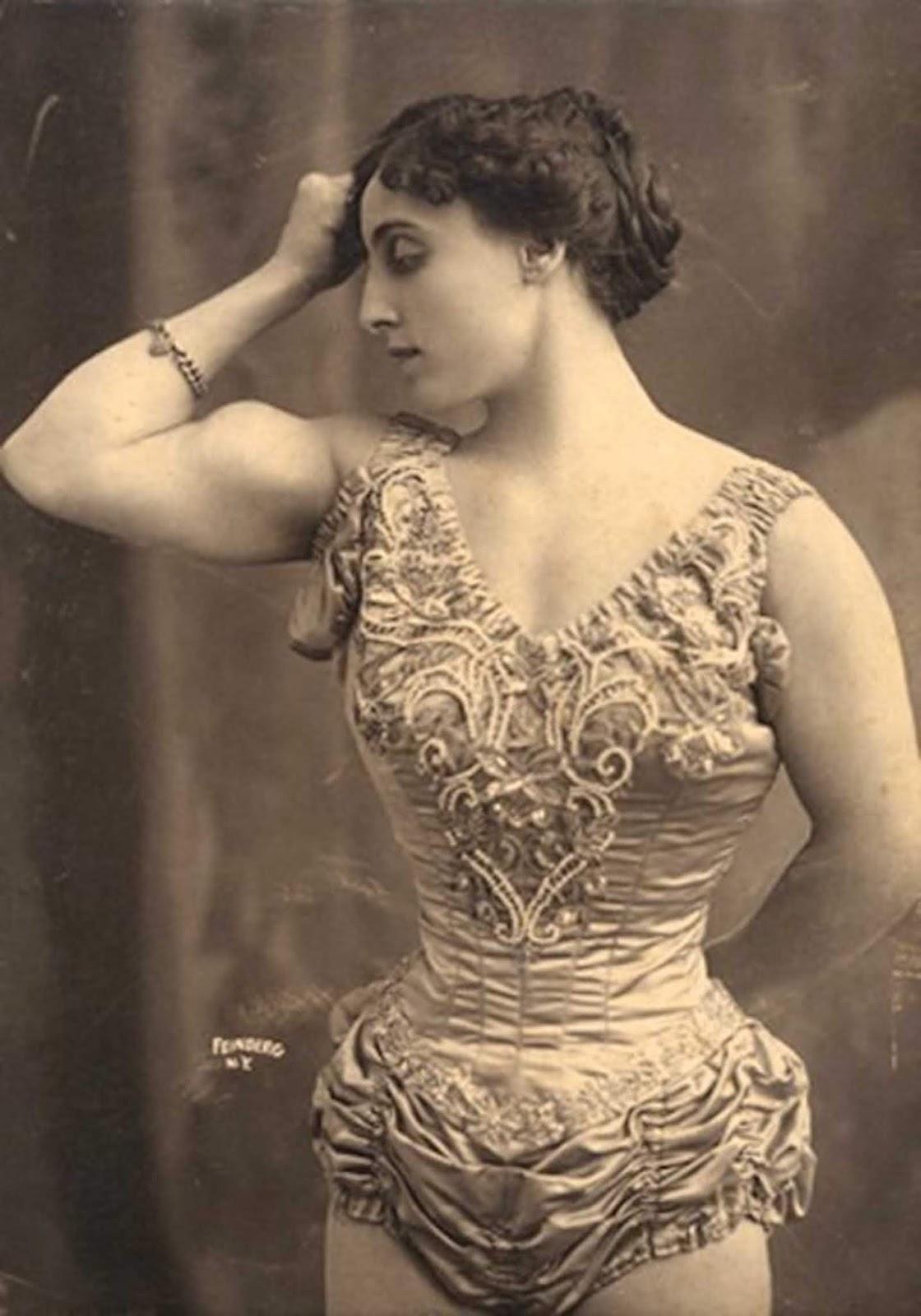 La première femme les culturistes et les strongwomen exhibant leurs gains, des années 1900