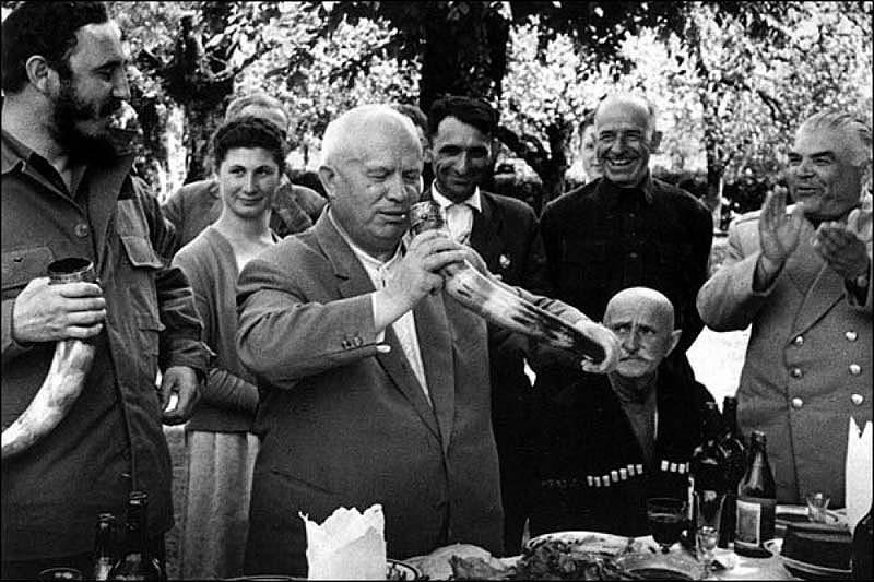 Fidel Castro et Nikita Khrouchtchev à boire du vin à partir d'une corne à boire, dans la République Soviétique de Géorgie,1963
