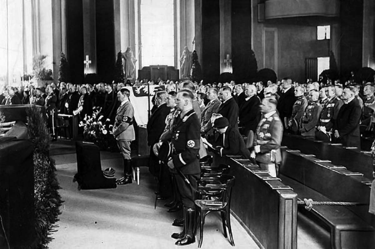 Adolf Hitler assister à un service commémoratif de la pologne Première Marshall Jozef Pilsudski à Berlin, 1935