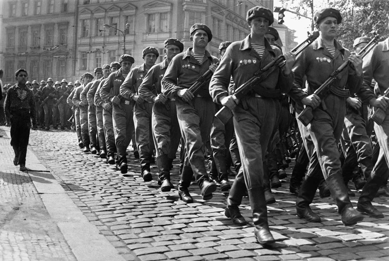 Quand les Soviétiques sont arrivés à l'écrasement du Printemps de Prague, 1968
