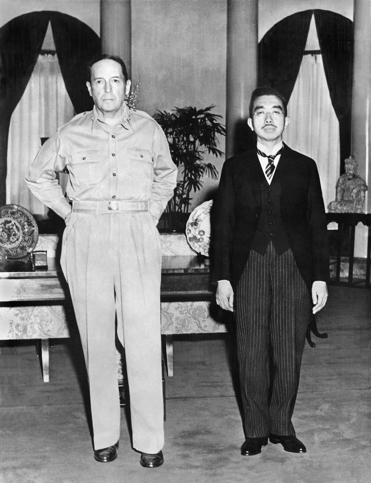 L'empereur Hirohito et le Général MacArthur rencontre pour la première fois, 1945
