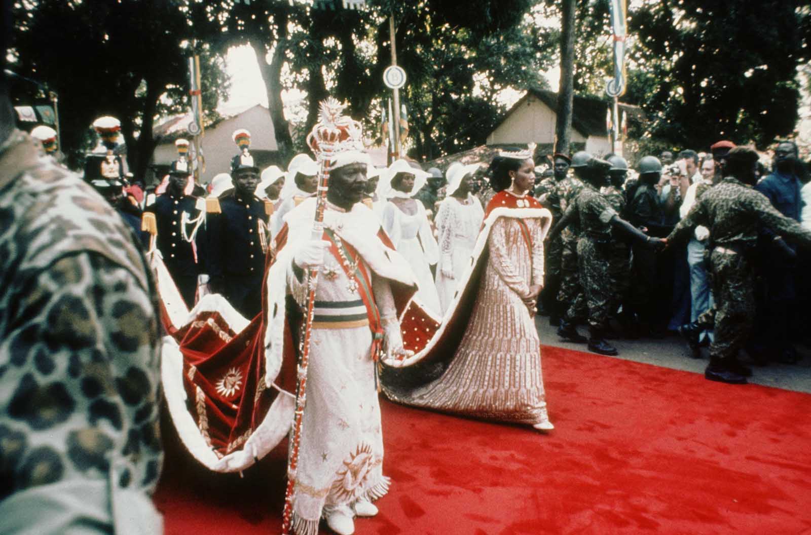 Empereur Jean-Bedel Bokassa , assis sur son insipide trône d'or pour son couronnement, 1977
