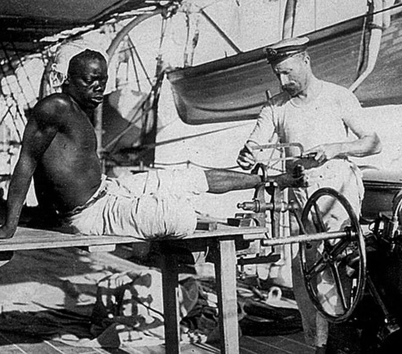 Esclave manille d'être enlevé par un marin Britannique, 1907