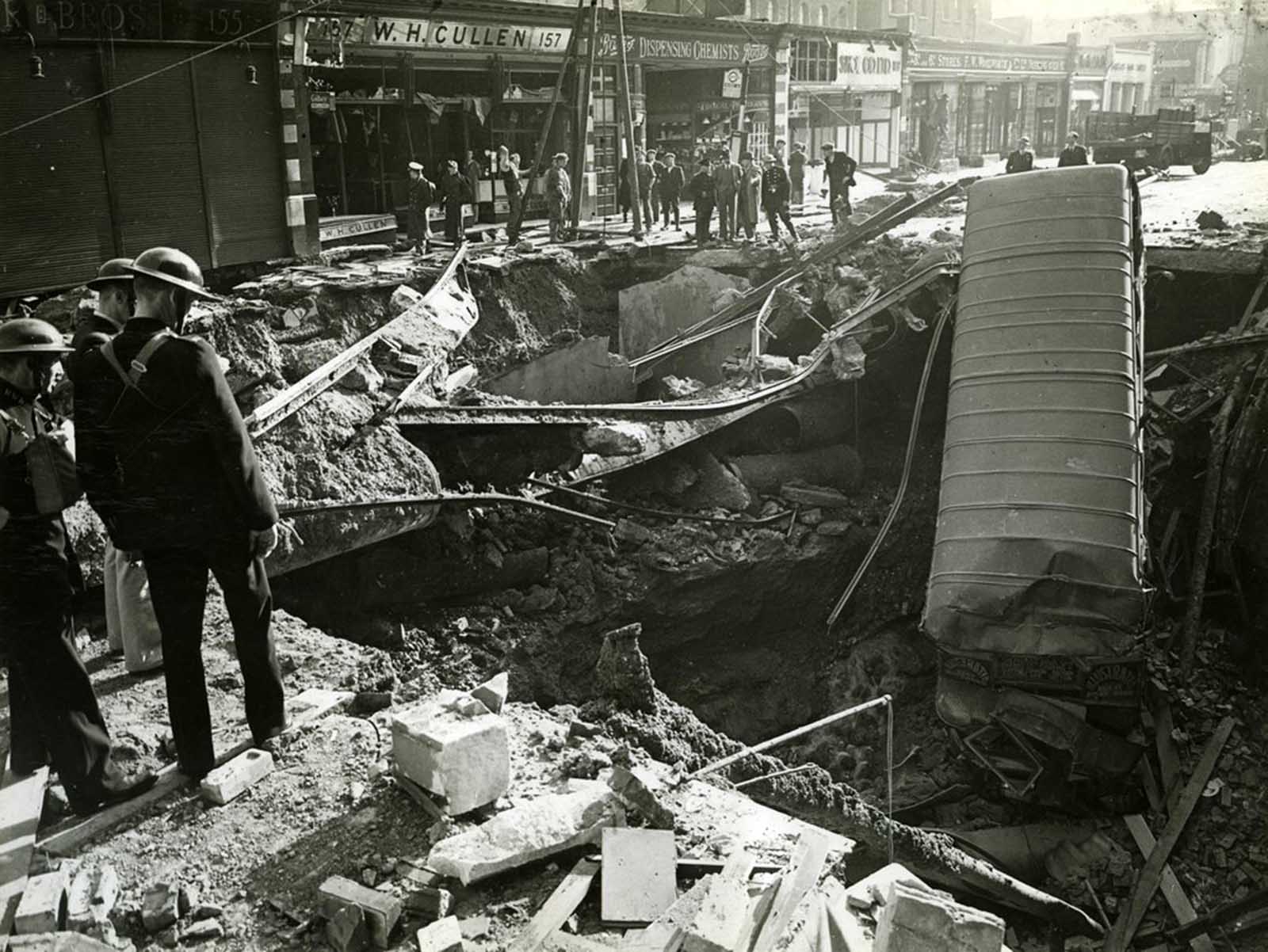 Balham de la station de métro après un raid aérien allemand, 1940