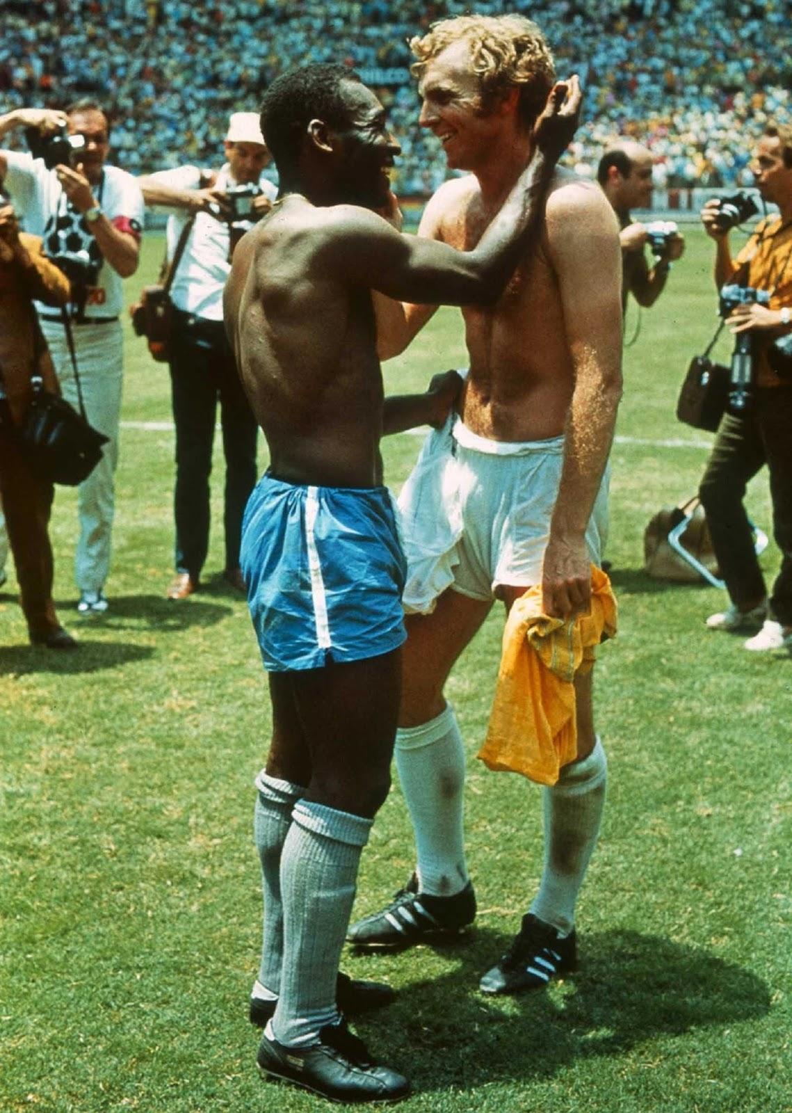 Pelé et Bobby Moore qui échangent leurs maillots après le Brésil a battu l'Angleterre, 1970